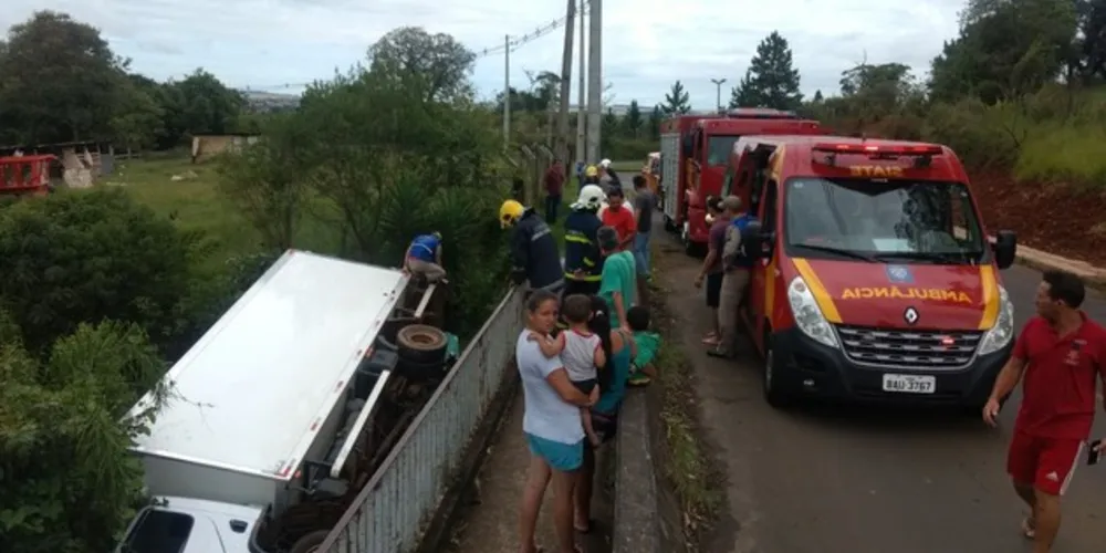 O acidente aconteceu nesta manhã. Milagrosamente o motorista não sofreu lesões
