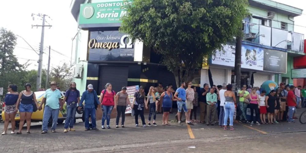 Imagem ilustrativa da imagem Moradores fazem protesto após morte de empresário
