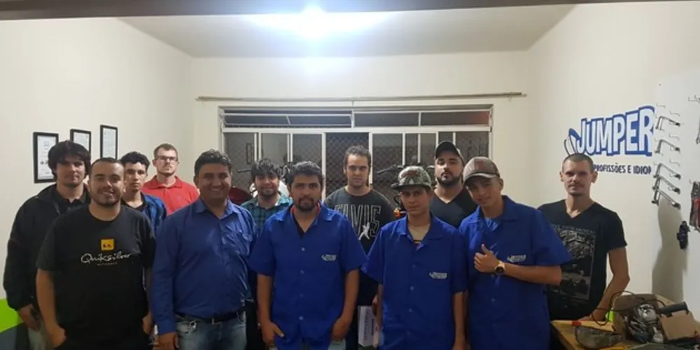 Imagem ilustrativa da imagem ‘Jumper’ forma turma de manutenção em motocicletas em PG
