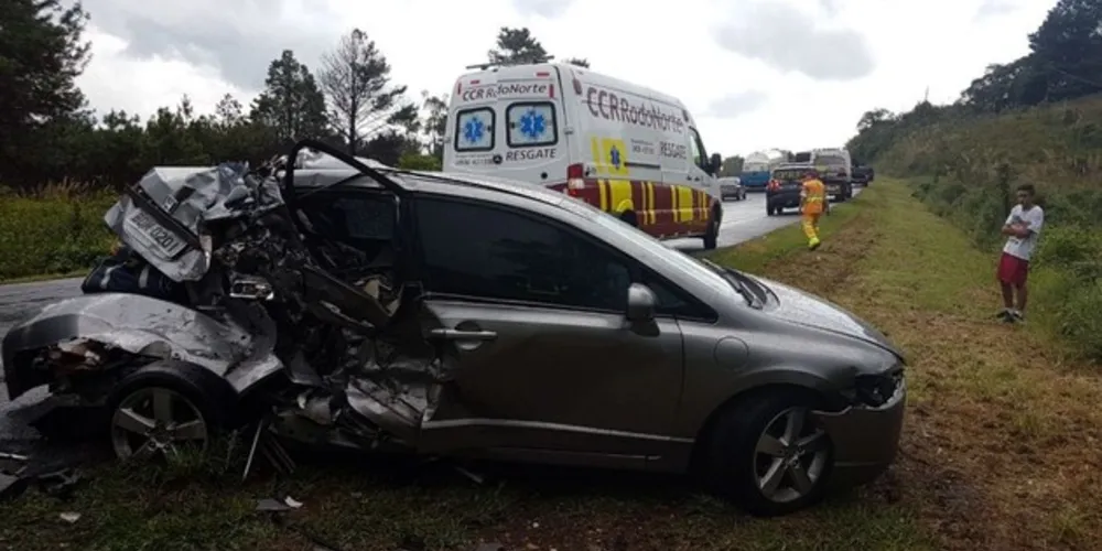 Imagem ilustrativa da imagem Com pista molhada, Honda Civic roda na BR-277