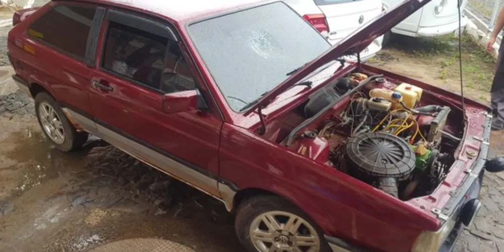 Carro foi encontrado sem as rodas, bateria e outros objetos
