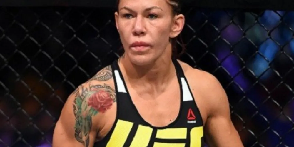 Imagem ilustrativa da imagem Cyborg atropela russa e mantém cinturão do UFC