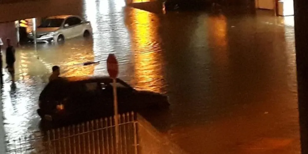 Imagem ilustrativa da imagem Chuva em Curitiba afeta 1,5 mil pessoas e alaga 300 casas