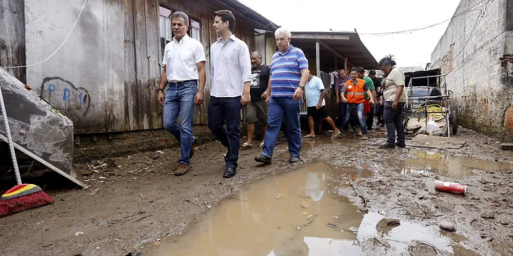Imagem ilustrativa da imagem Governador vistoria áreas atingidas por temporais