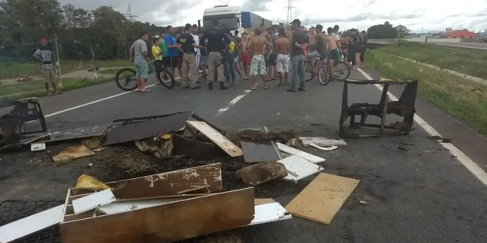 Imagem ilustrativa da imagem Moradores de Curitiba fecham Contorno Sul em protesto