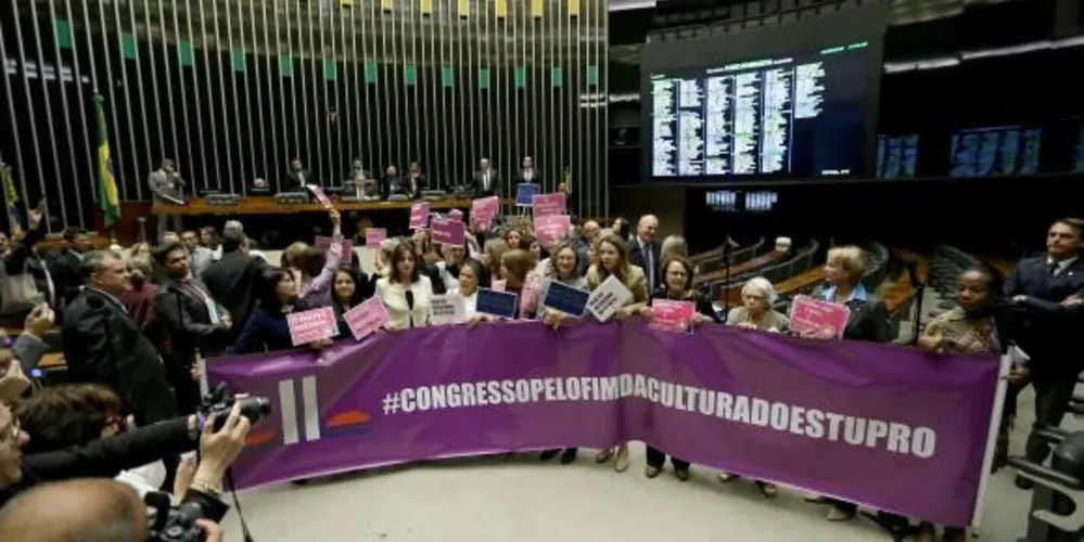 Bancada feminina, em ato contra a cultura do estupro, realizado há cerca de dois anos/Foto: Divulgação Agência Brasil