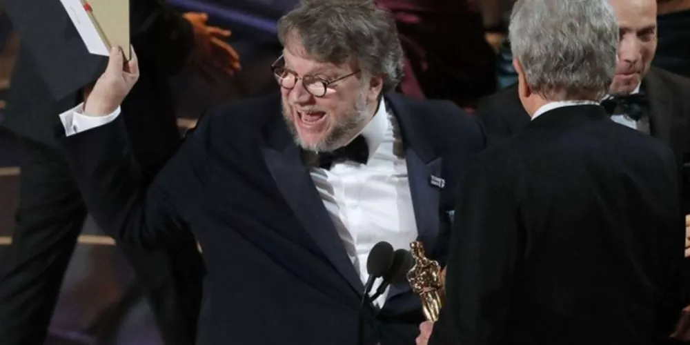O diretor Guillermo del Toro comemora após a Forma da Água vencer o Oscar de melhor filme/Foto: Reprodução Reuters