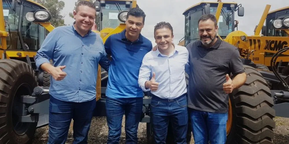 Eduardo Marques, Marcelo Rangel, Aliel Machado e Celso Sant'Anna na entrega dos maquinários