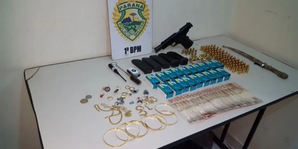 Um dos suspeitos foi preso e parte do material roubado foi recuperado pela PM