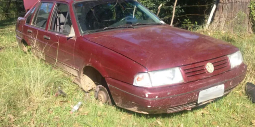 Carro foi encontrado sem as rodas e sem vários objetos do interior