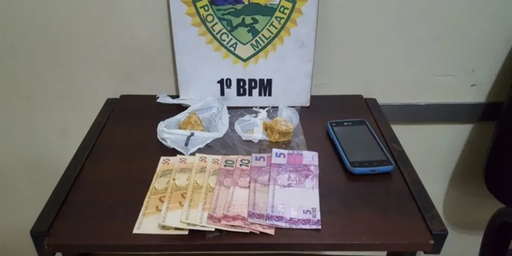 Além da droga, PM também apreendeu dinheiro e celular