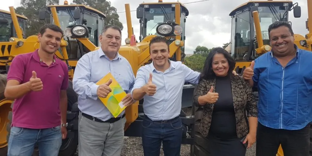 Imagem ilustrativa da imagem Aliel Machado entrega motoniveladoras para Piraí do Sul