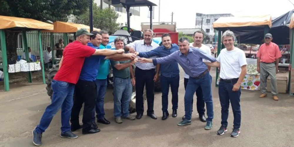 Imagem ilustrativa da imagem Aliel Machado entrega máquina agrícola em Pinhão