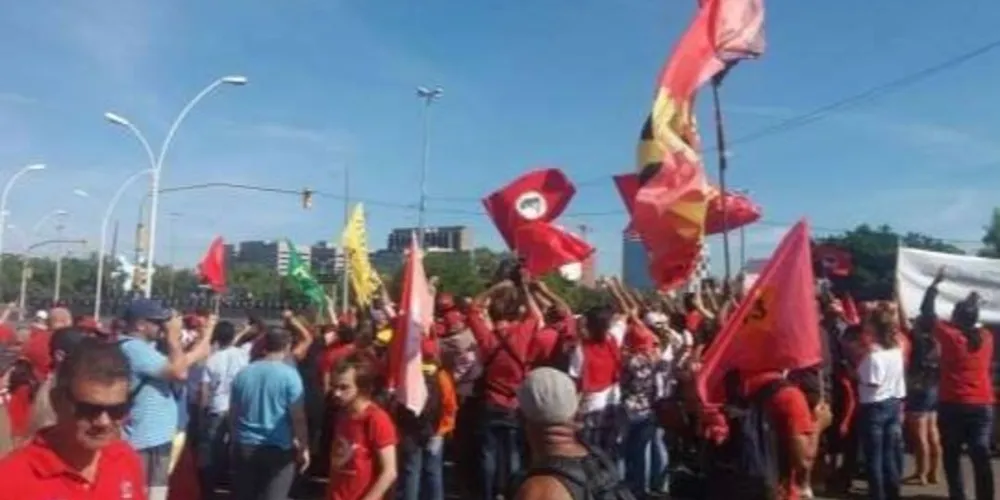  Partidários de Lula acompanham julgamento em acampamento próximo ao TRF-4/Foto: Reprodução Estadão