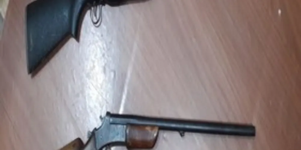 Armas foram encontradas no quarto do suspeito e foram apreendidas pela PM