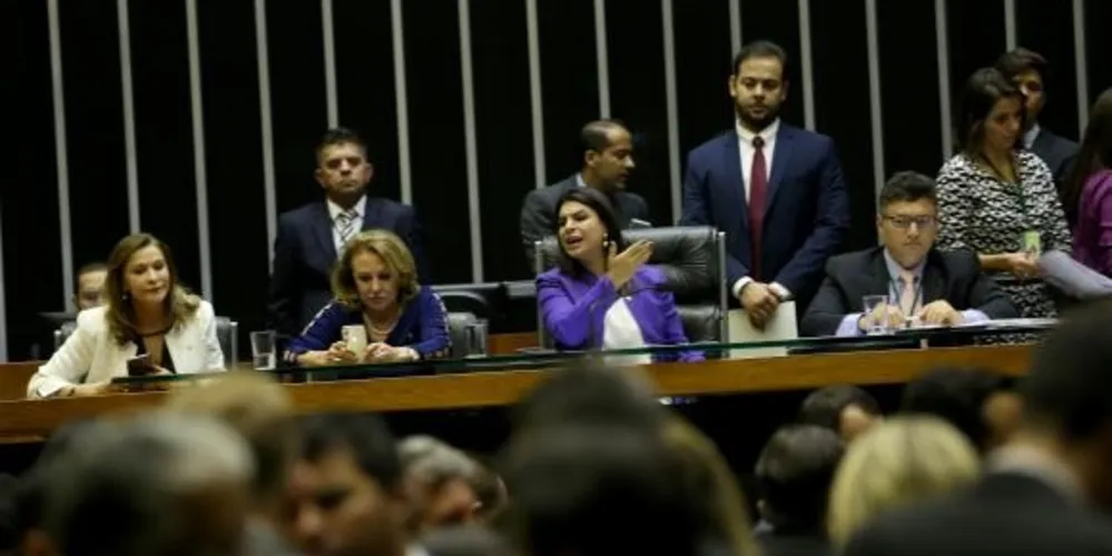 A 2ª secretária da Mesa da Câmara, Mariana Carvalho, preside sessão que vota projetos de lei considerados prioritários pela bancada feminina/Foto: Reprodução Agência Brasil