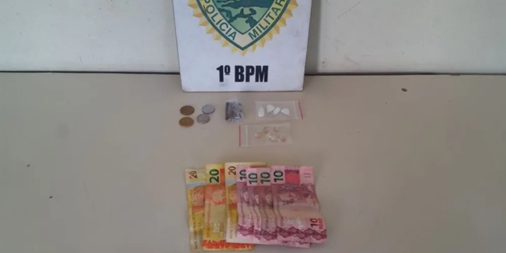 Os dois abordados estavam com drogas e foram presos em flagrante