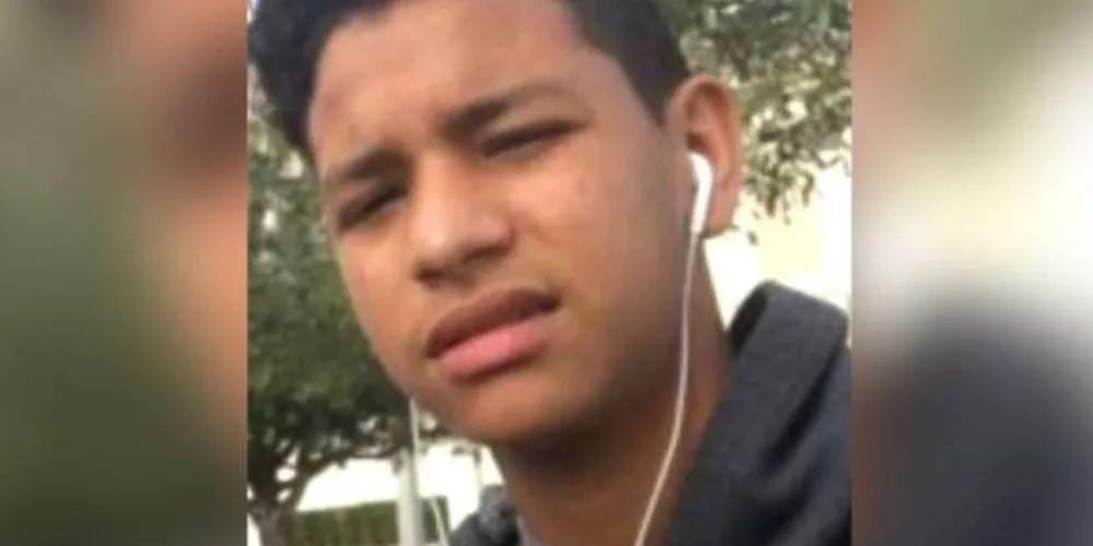 O jovem, que recebeu cinco disparos, nas pernas e no tronco, quer uma indenização/Foto: Reprodução 