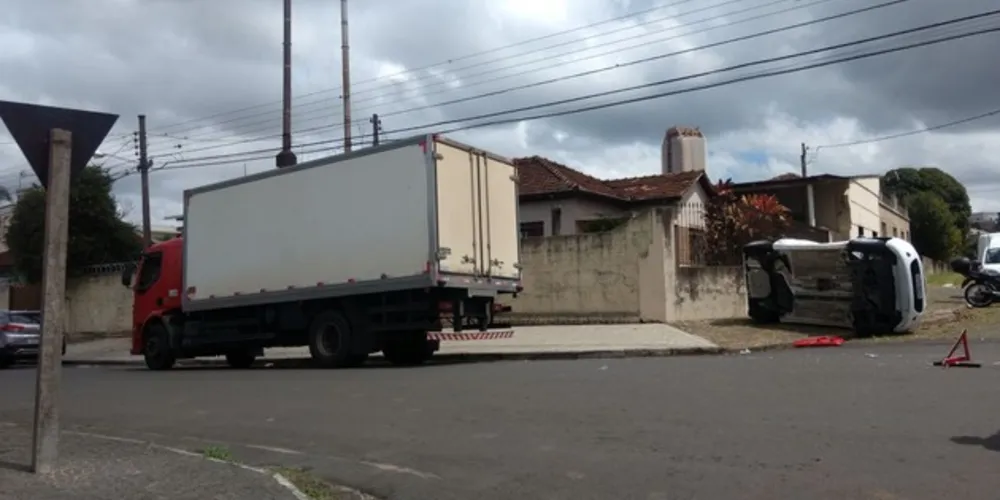 Imagem ilustrativa da imagem Carro tomba após acidente com caminhão