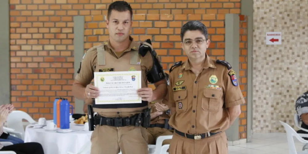 Soldado Mitsuo recebe certificado de Subcomandante do 1º BPM, Major Joantas Boaventura Schulli 