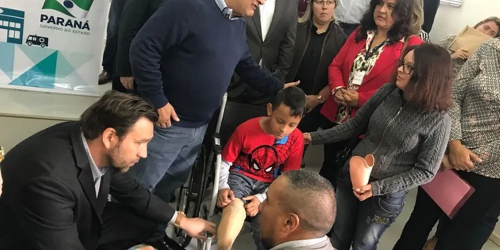 Deputado Pauliki durante a realização do mutirão de catarata e de órtese e prótese no ano passado. 