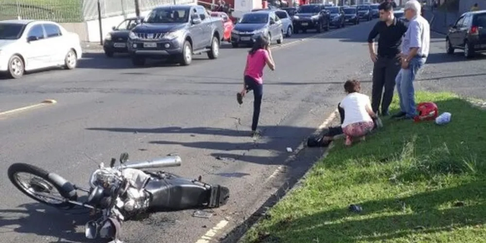 Imagem ilustrativa da imagem Motociclista é atingido por carro e perde o pé