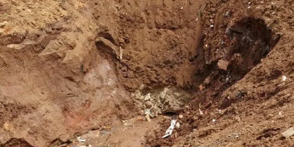 Terra entope manilha colocada para escoar água 