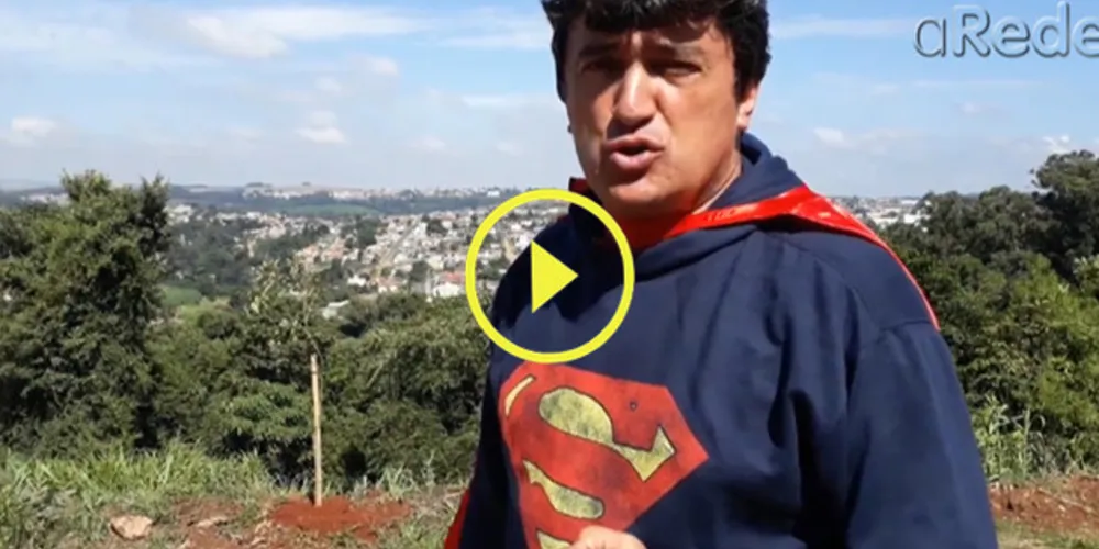 Imagem ilustrativa da imagem Vestido de super-homem, secretário divide internautas