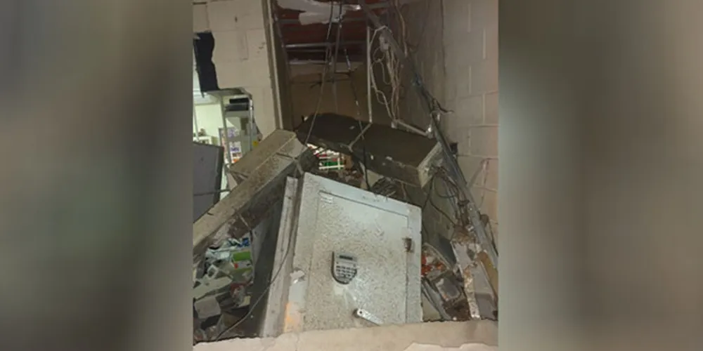 Interior do mercado ficou destruído após ação de quadrilha; valor roubado não foi informado