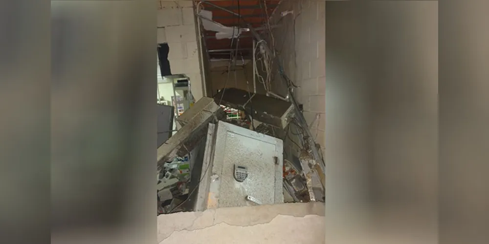 Interior do mercado ficou destruído após ação de quadrilha; valor roubado não foi informado