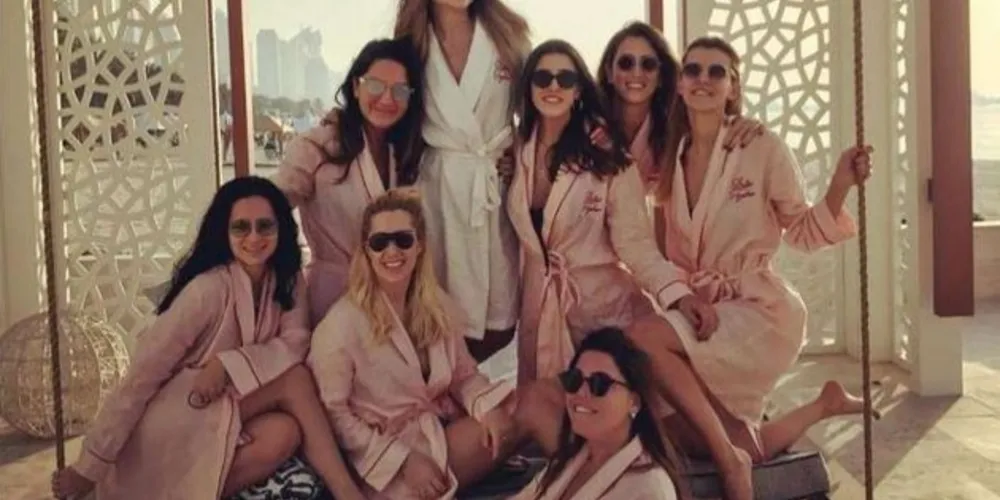 Jovens turcas durante despedida de Mina Basaran, de 28 anos, em Dubai/Foto: Reprodução Instagram 