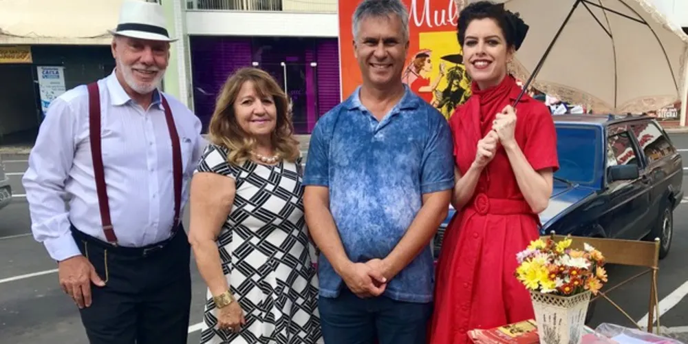 AÇÃO POÉTICA - Na última quinta-feira (8), aconteceu na Praça Barão de Guaraúna, a 5ª Ação Poética, que a cada ano alcança ótima repercussão, além de divulgar autores de nossa região.  No registro a participação dos escritores Odenir Follador, Dione Navarro, Luiz Fernando Cheres e Renata Regis Florisbelo.