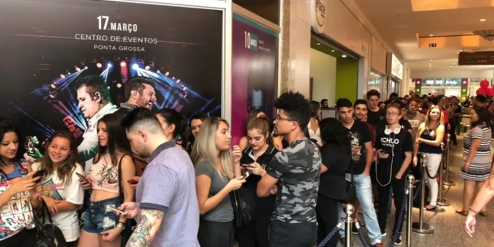 Fãs fazem fila para tirar foto com DJ