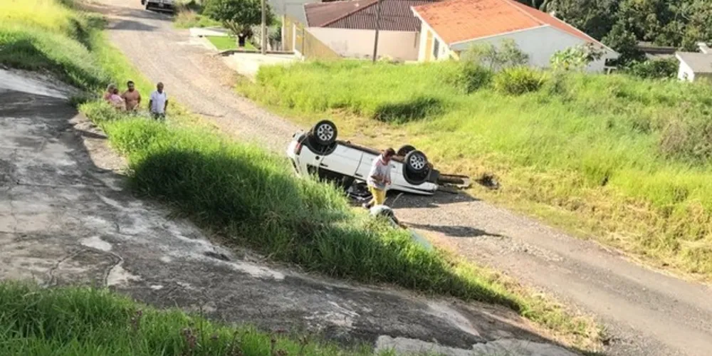 Imagem ilustrativa da imagem Carro sai da pista e capota na Visconde de Taunay