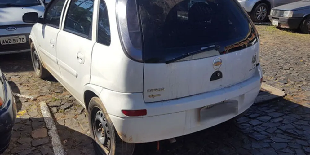 Táxi estava com as placas trocadas, mas foi identificado pela PM como veículo roubado