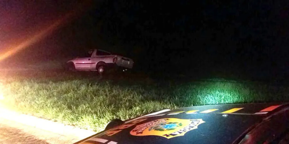 Veículo foi abandonado às margens da rodovia e foi recolhido pela Polícia Rodoviária Federal