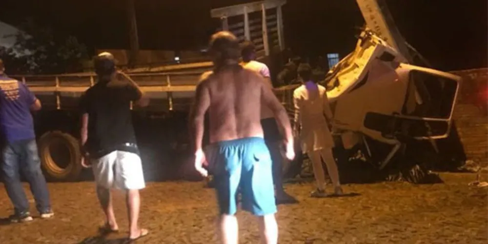 Motorista não resistiu às lesões e morreu ainda dentro do caminhão