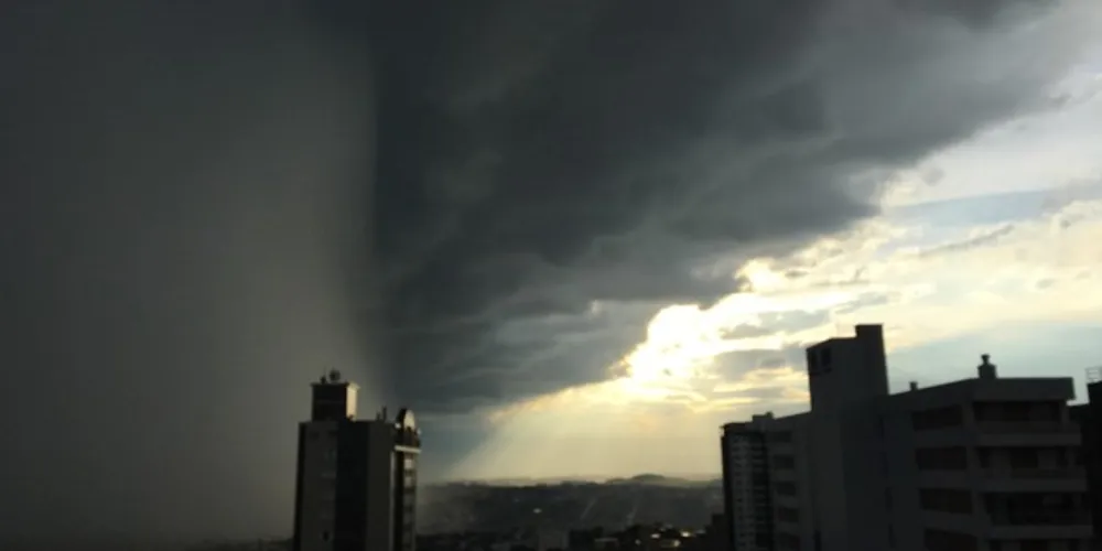 Fotógrafo registra chegada de tempestade em Ponta Grossa