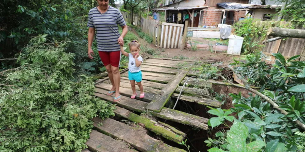 Moradora diz que situação de ponte piorou depois das chuvas