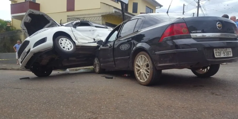 Imagem ilustrativa da imagem Carro fica 'encavalado' após acidente em PG