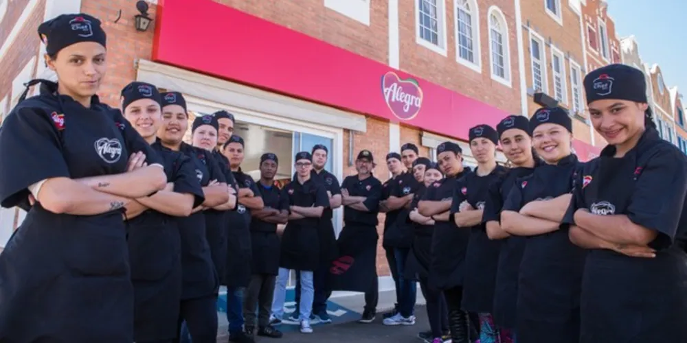 DESTAQUE - O chef Mauricio Dobis que trouxe da Austrália uma grande bagagem que adquiriu na área gastronômica, encerrou recentemente seu curso de Gastronomia para jovens de baixa renda, dentro de 200 inscritos, foram selecionados 20 alunos, que puderam obter conhecimento na área.  O curso aconteceu durante seis meses em parceria com a Alegra.