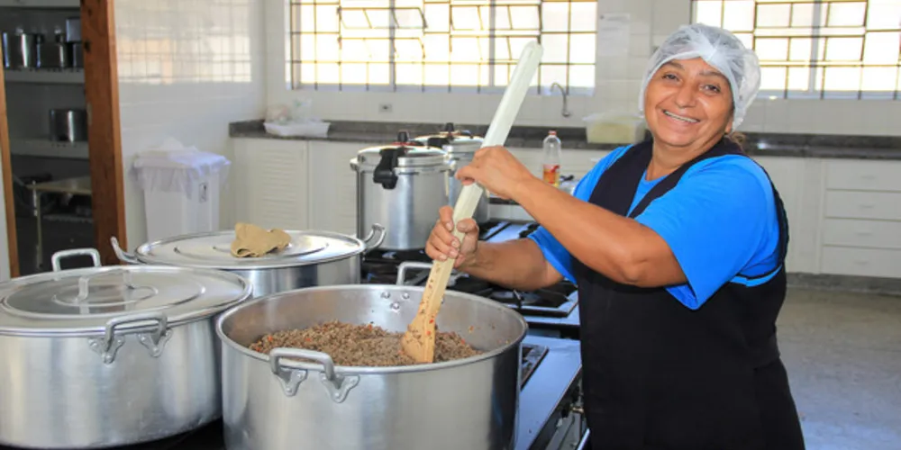 Diariamente são servidas mais de 73 mil refeições, entre café, almoço e lanches, para os alunos do Município