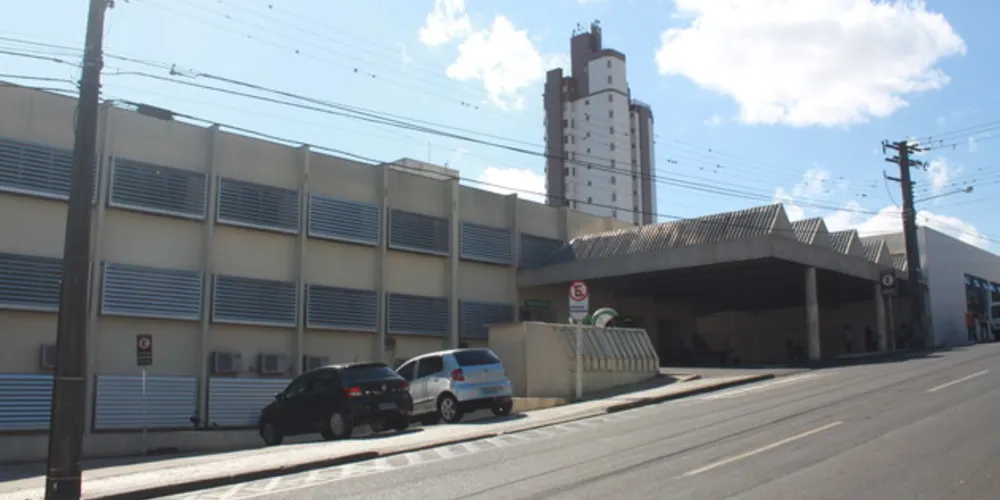Vítima foi levada ao PSM por familiares, mas deveria ser transferida por causa da gravidade das lesões