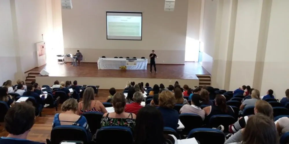 Imagem ilustrativa da imagem Educadores recebem oficinas de capacitação