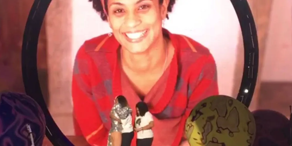 A cantora fez questão de chamar a família da vereadora ao palco /Foto: Reprodução GLobo