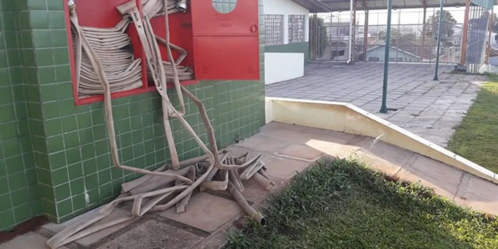 Vandalismo registrado nesta manhã na escola/Foto: Reprodução Facebook 