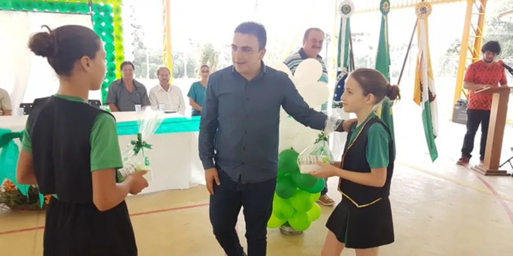 Imagem ilustrativa da imagem Aliel e prefeito de Ipiranga inauguram quadra de esportes