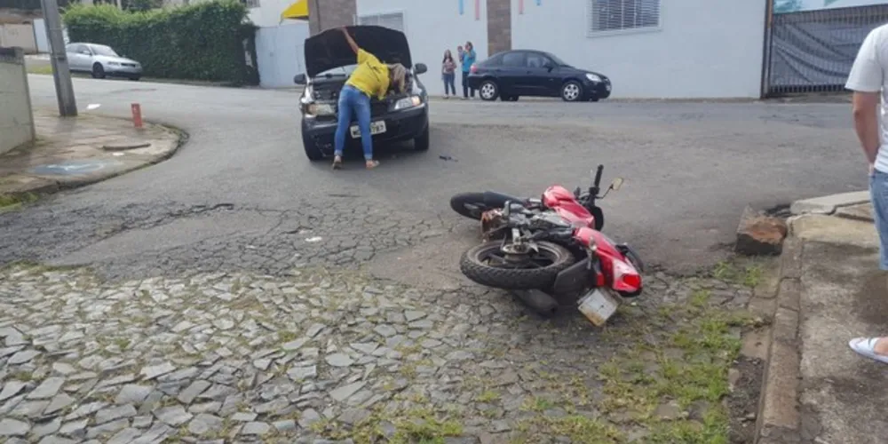 Imagem ilustrativa da imagem Motociclista tenta ultrapassar carro e sofre acidente