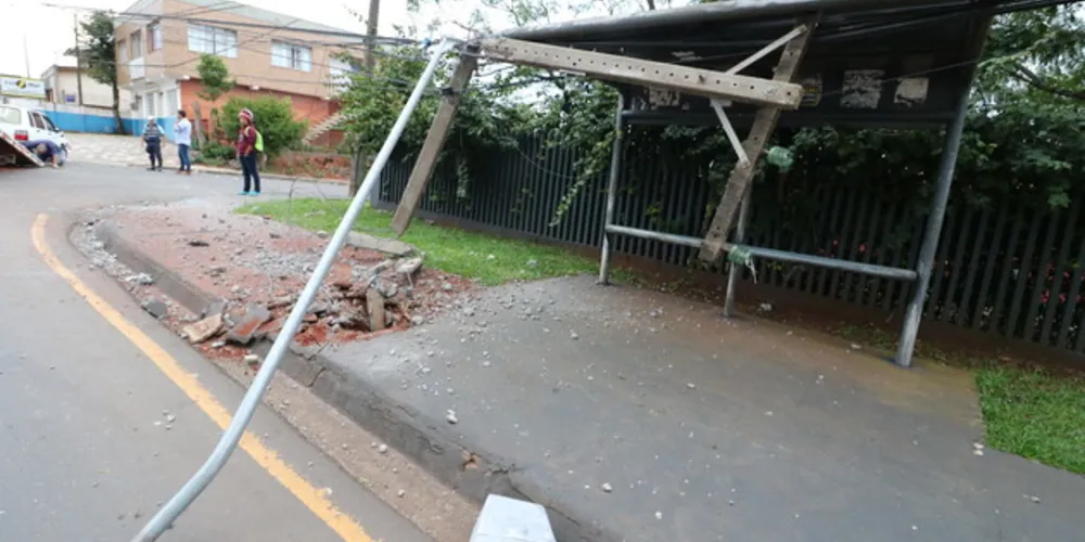 Cobertura de ponto foi danificada com queda de poste 