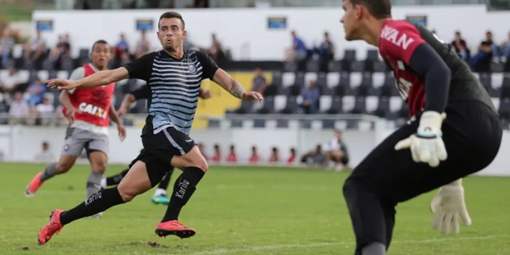 Batatinha marcou os três gols da vitória do Operário sobre o Sub-20 do Furacão
